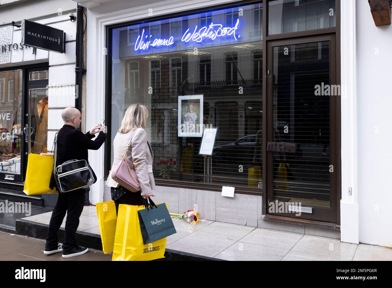 Die Leute schauen sich eine Hommage im Vivienne Westwood Flagship Store in London an, der Modedesigner ist im Alter von 81 Jahren gestorben. Foto: Freitag, 30. Dezember 2022. Stockfoto