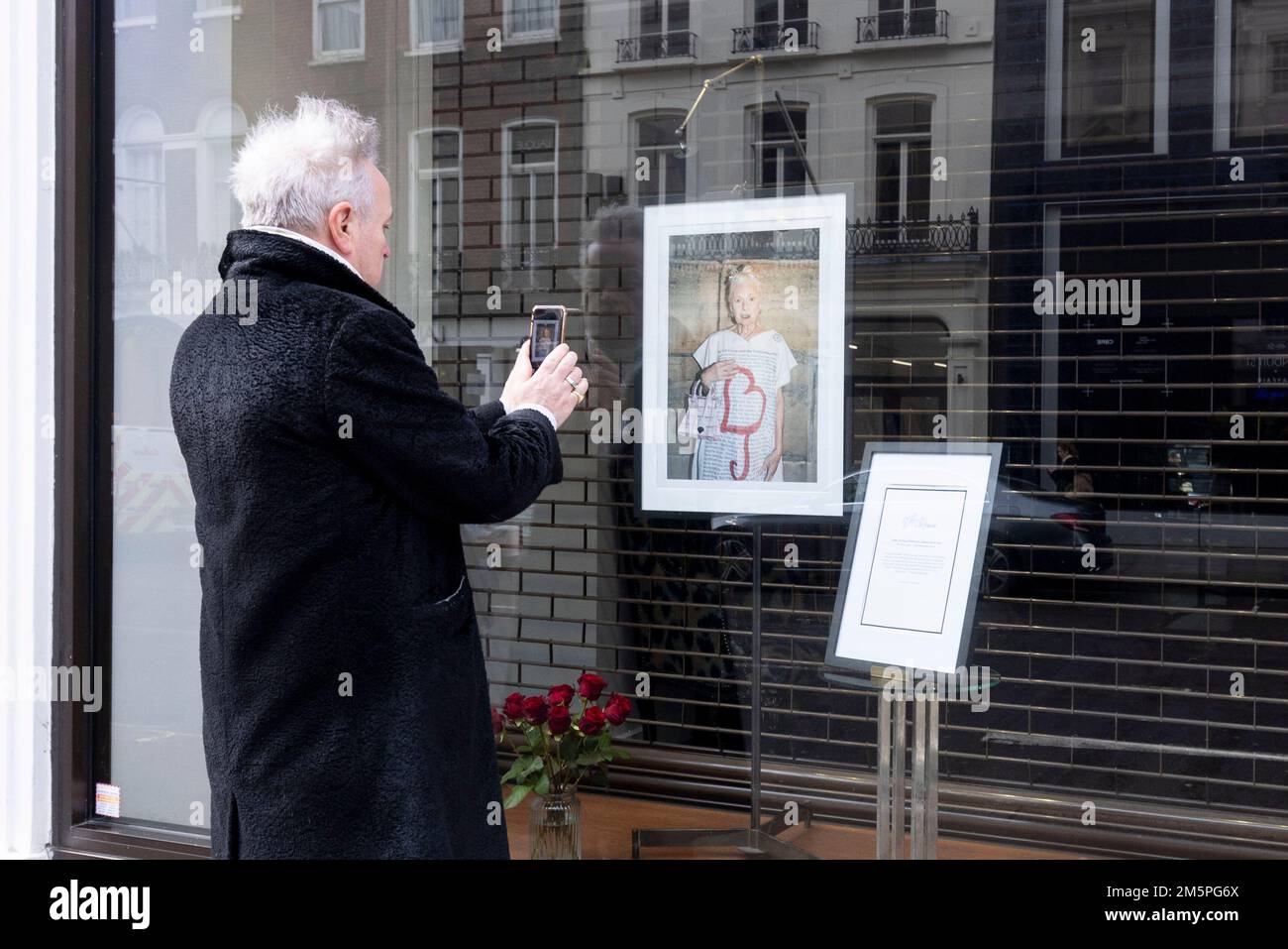 Die Leute schauen sich eine Hommage im Vivienne Westwood Flagship Store in London an, der Modedesigner ist im Alter von 81 Jahren gestorben. Foto: Freitag, 30. Dezember 2022. Stockfoto