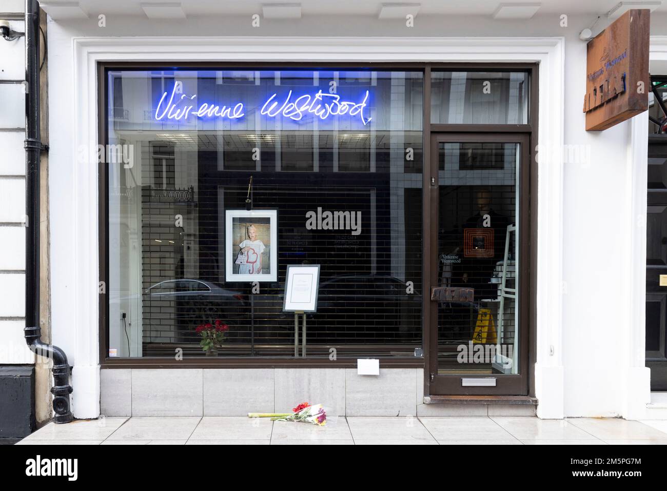 Blumen und Ehrungen vor dem Flagship Store Vivienne Westwood in London, der Modedesigner ist im Alter von 81 Jahren gestorben. Foto: Freitag, 30. Dezember 2022. Stockfoto