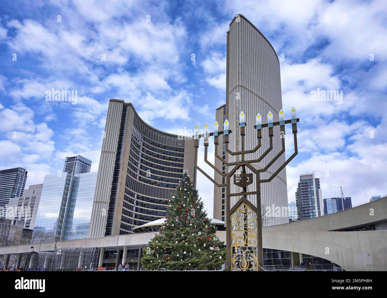 Toronto, Kanada - Dezember 2022: Die Weihnachtsdekorationen vor dem Rathaus von Toronto spiegeln verschiedene Glaubensrichtungen wider, darunter einen Weihnachtsbaum und eine Chanuka Stockfoto