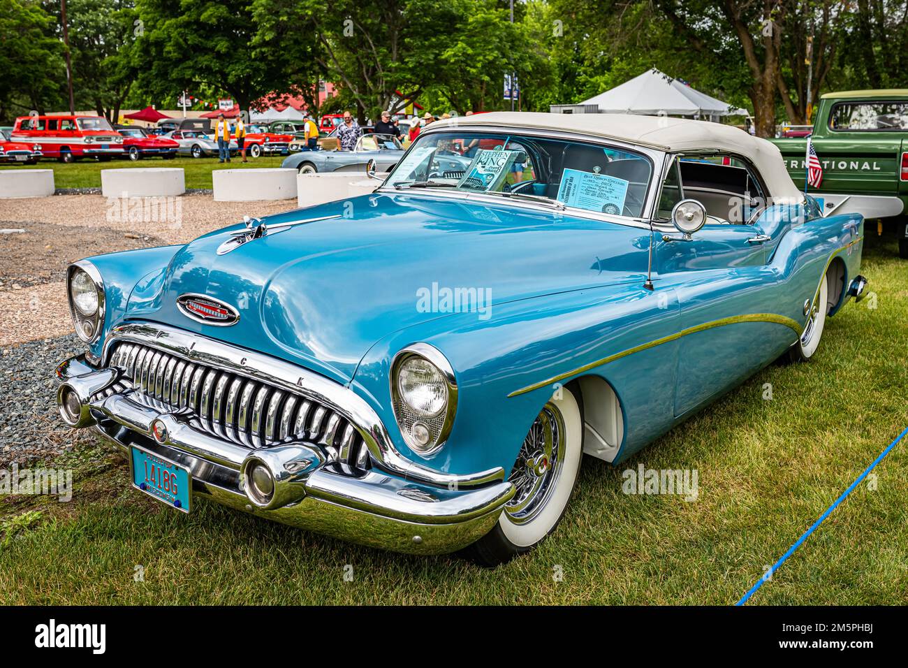 Iola, WI - 07. Juli 2022: Blick aus der oberen Perspektive auf ein Buick Skylark Cabriolet aus dem Jahr 1953 auf einer lokalen Automesse. Stockfoto