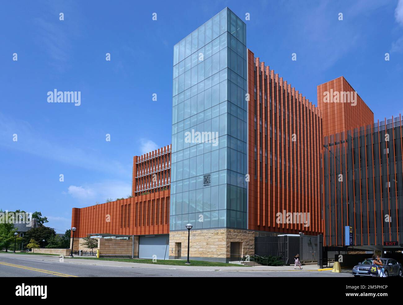 Ann Arbor, Michigan - 28. August 2022: Der Campus der University of Michigan mit dem farbenfrohen Gebäude der Ross School of Business Stockfoto