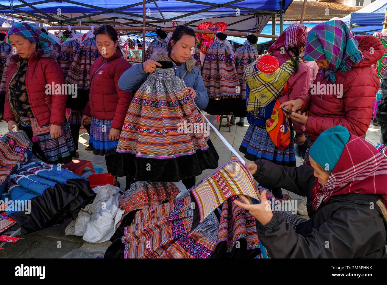 BAC Ha, Vietnam - 18. Dezember 2022: Frauen, die traditionelle Kleidung auf  dem Bac Ha-Markt in Vietnam verkaufen Stockfotografie - Alamy