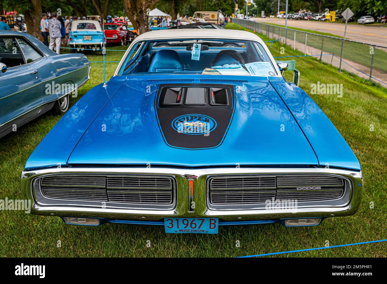 Iola, WI - 07. Juli 2022: Aus der Vogelperspektive von einem Dodge Charger Super Bee aus dem Jahr 1971 auf einer lokalen Automesse. Stockfoto