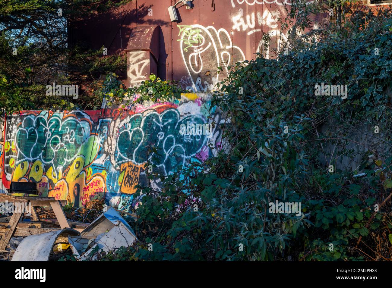 Müllfliege, die draußen umkippte, wurde geschlossen und verwüstet den Grove Pub, Lordship Lane, London, Großbritannien. 26. Dezember 2022 Stockfoto