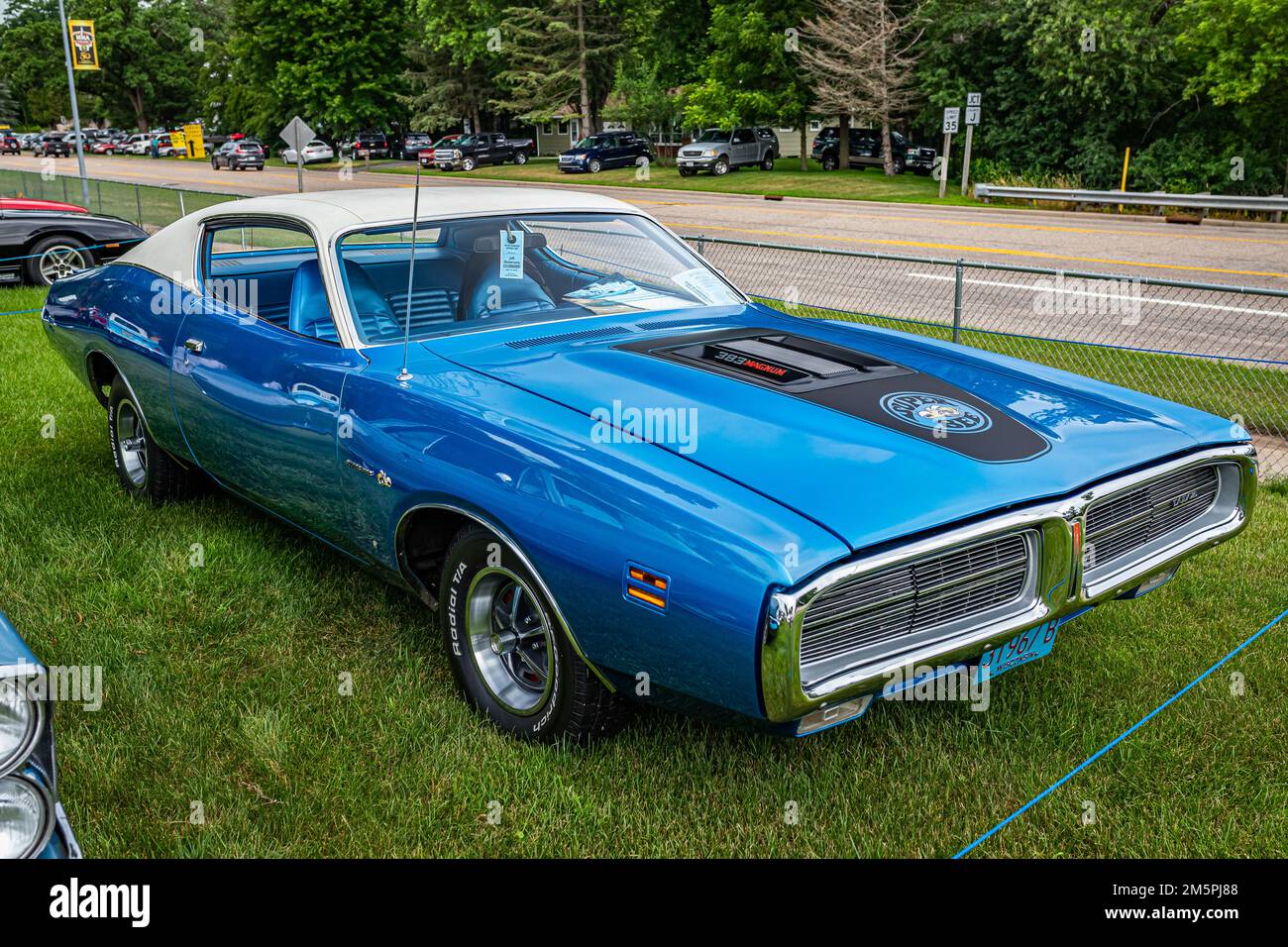 Iola, WI - 07. Juli 2022: Blick aus der oberen Perspektive auf eine 1971 Dodge Charger Super Bee auf einer lokalen Automesse. Stockfoto