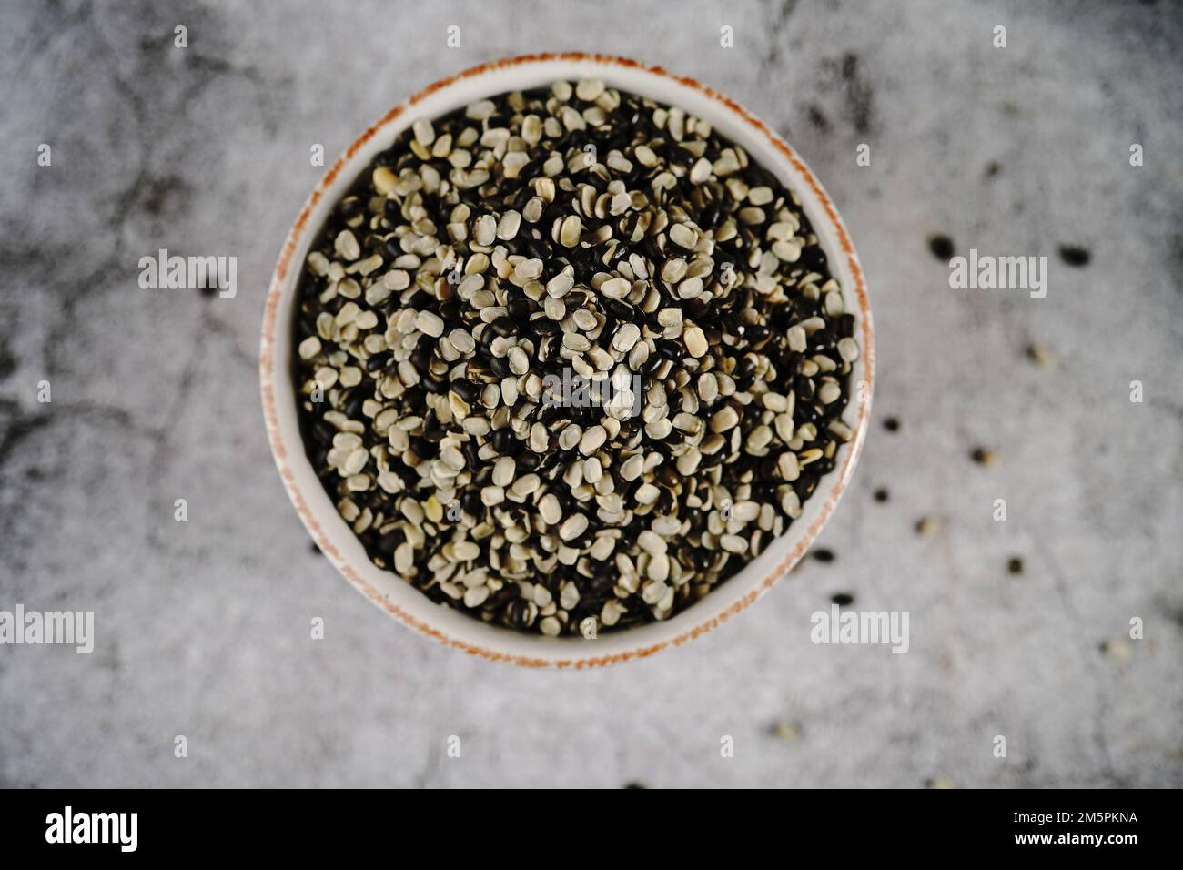 Schwarze Linsen Pulse | Urad Daal serviert in einer Schüssel, selektiver Fokus Stockfoto