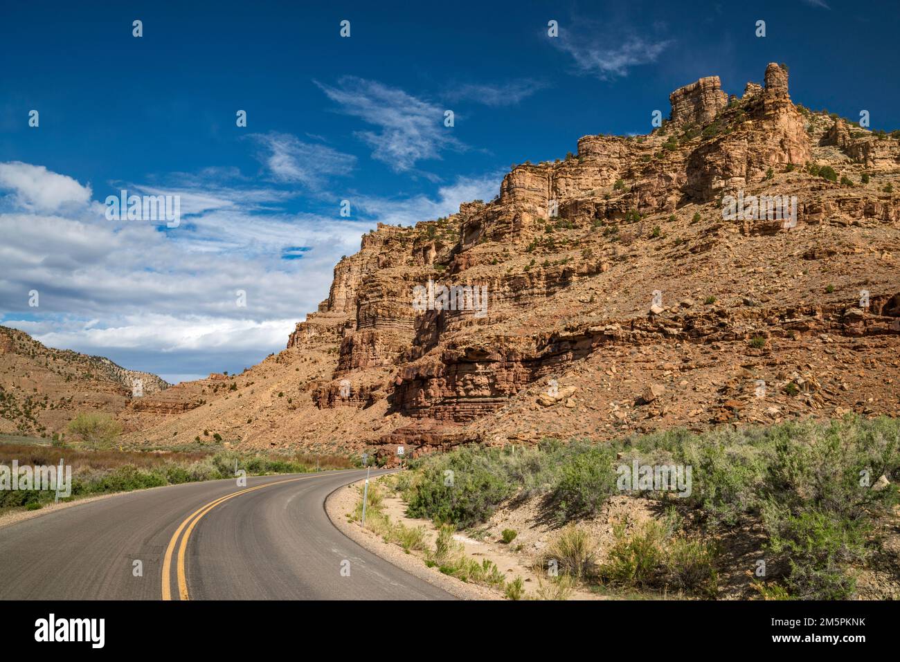 Sandsteinklippen, Straße am Nine Mile Canyon, Utah, USA Stockfoto