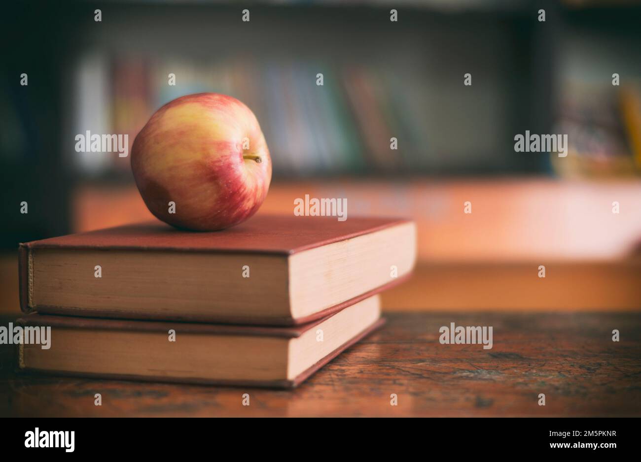 Ein Geschenk für Tacher. Zurück in die Schule mit Büchern und Apfel Stockfoto