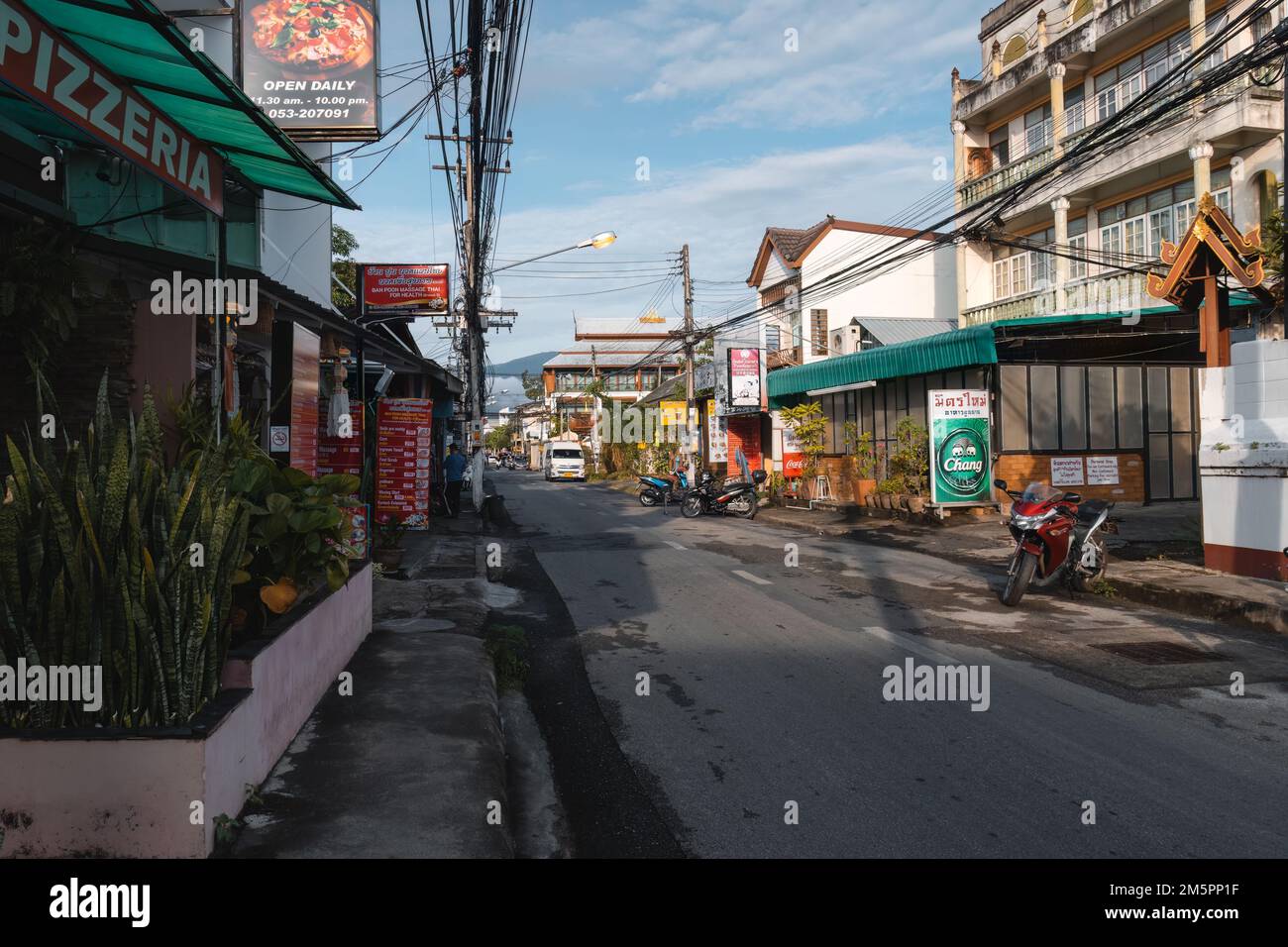 Chiang Mai, Thailand. 18. November 2022. Ruhige Straße mit Geschäften und Restaurants in Chiang Mai Stockfoto
