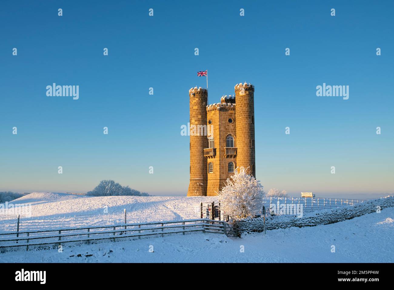 Broadway Tower bei Sonnenaufgang im Schnee entlang der cotswold Way. Broadway, Cotswolds, Worcestershire, England Stockfoto