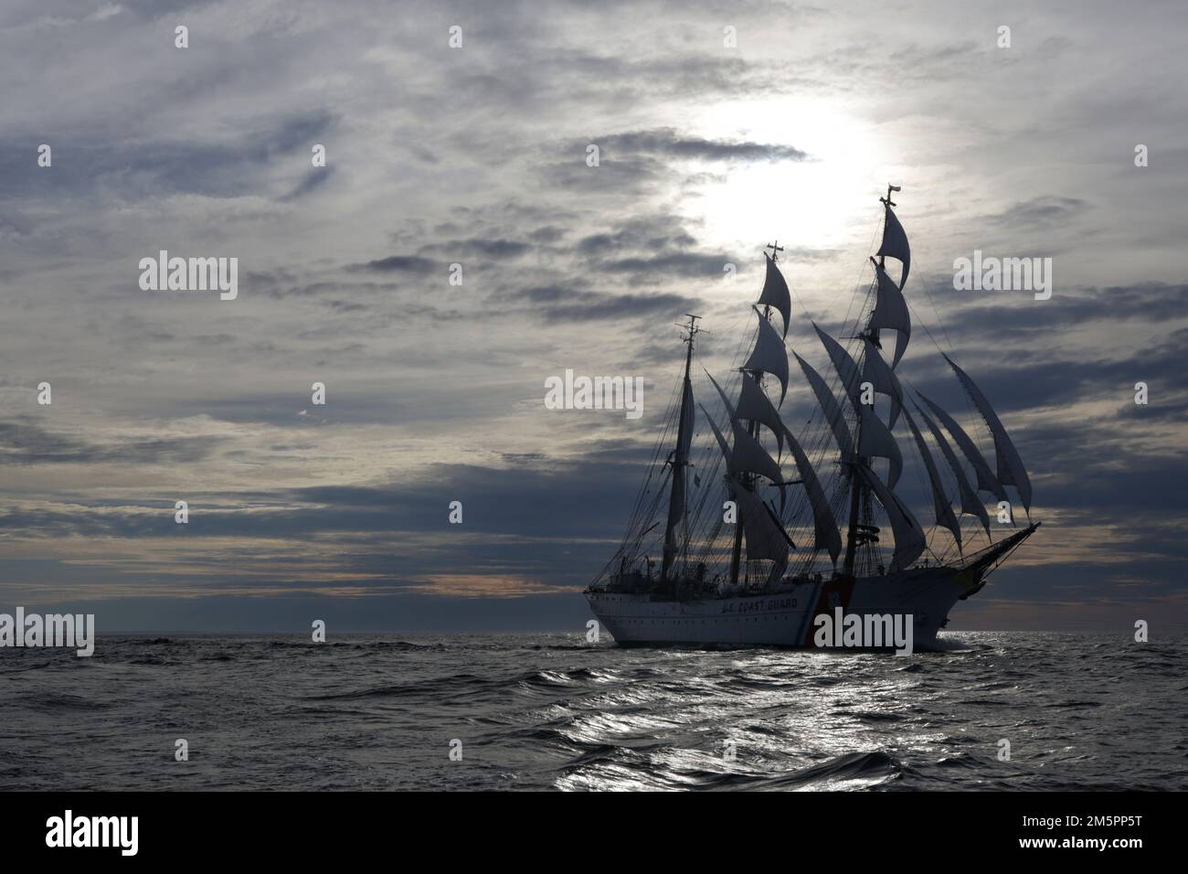 USCG Eagle zu Beginn des Großsegler-Rennens nach Sail Boston, 2017 Stockfoto