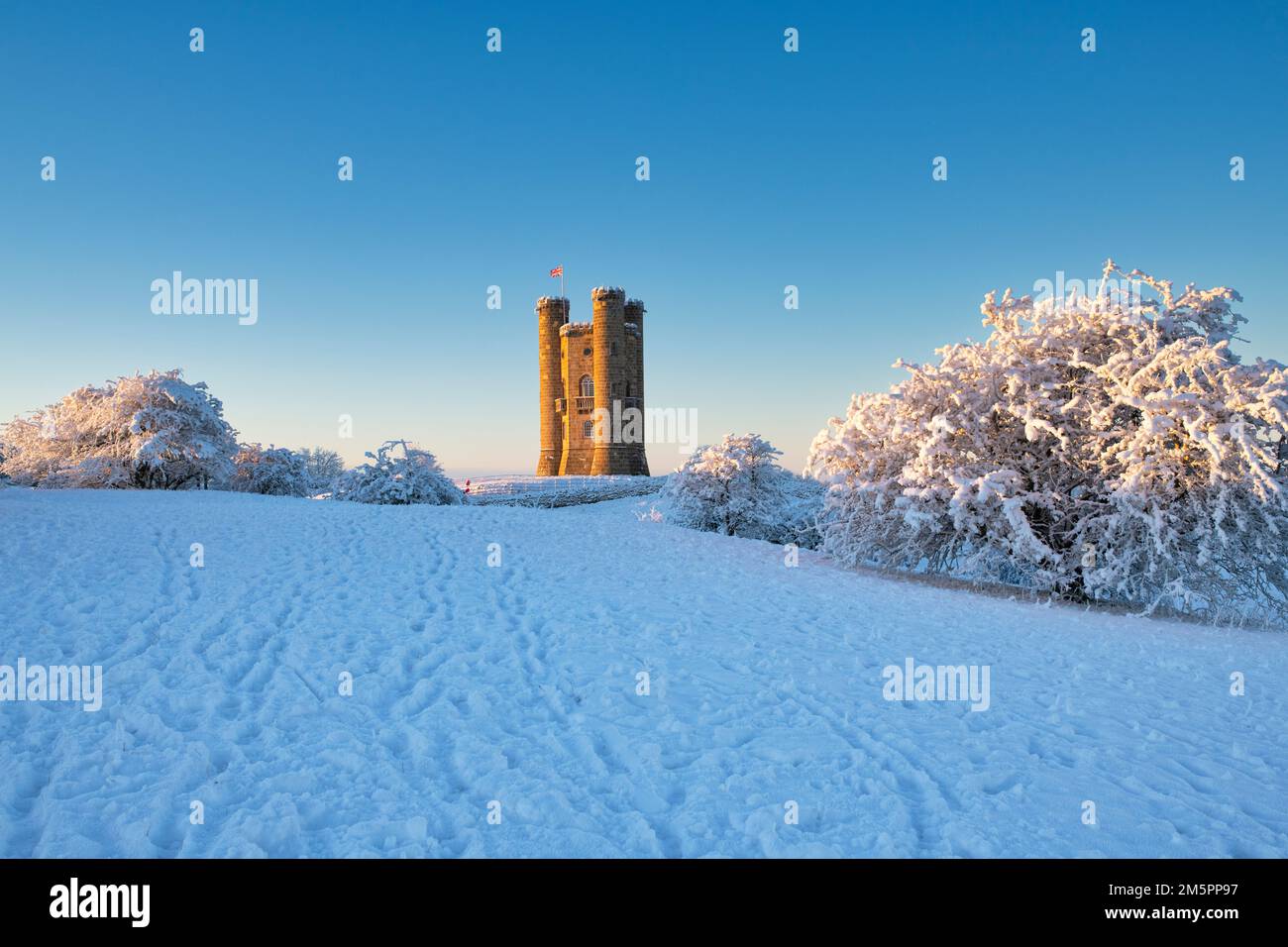 Broadway Tower bei Sonnenaufgang im Schnee entlang der cotswold Way. Broadway, Cotswolds, Worcestershire, England Stockfoto