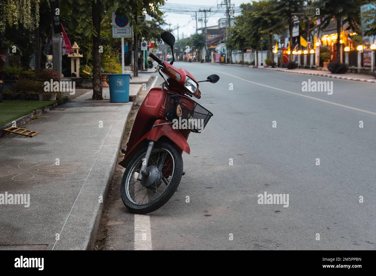 Pai, Thailand. 19. November 2022. Rotes Motorrad auf der Straße in Pai geparkt Stockfoto