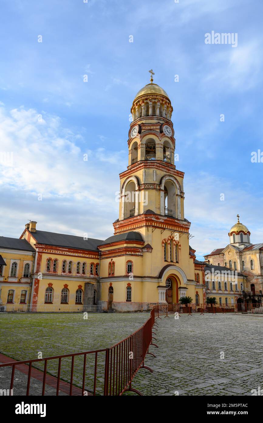 Der Glockenturm und der Innenhof des christlichen Neuen Athos Simon-Kananite-Klosters in Abchasien Stockfoto