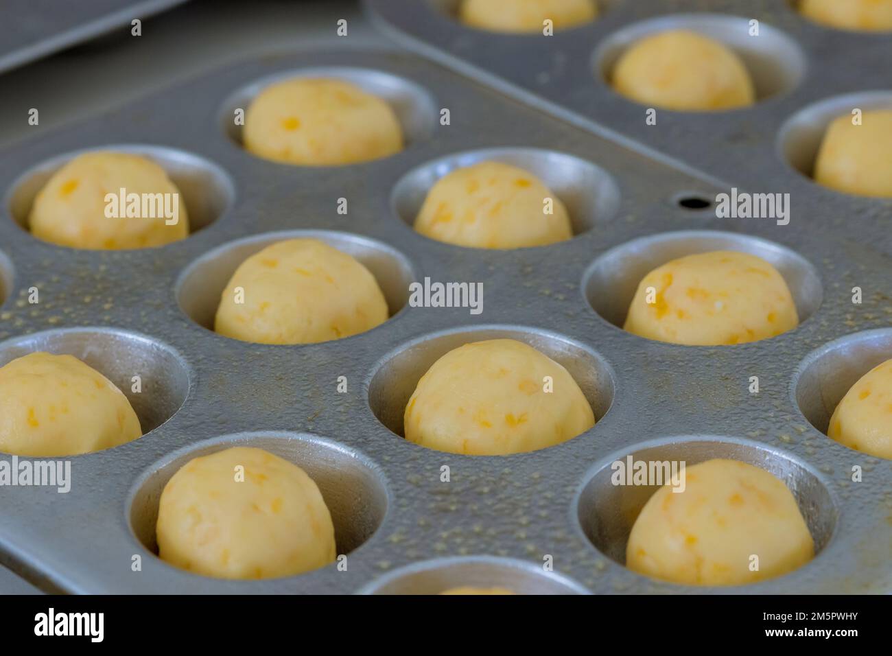 Die Zubereitung und das Backen traditioneller brasilianischer Käsebrötchen werden zu Hause gemacht Stockfoto