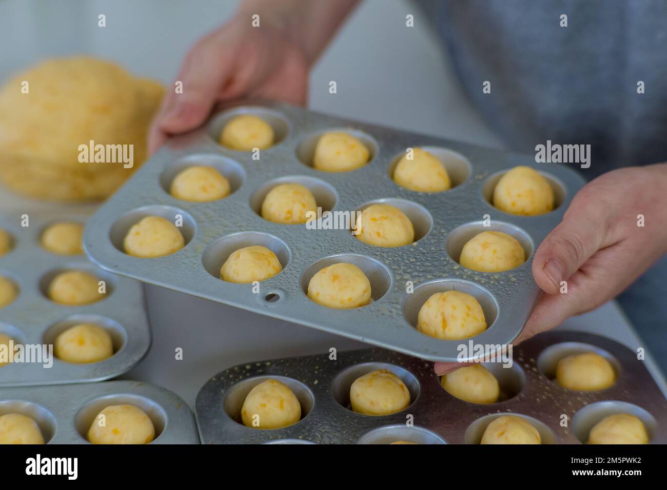 Brasilianische Chipa Cheese Buns sind traditionelle Snacks in Brasilien, die mit hausgemachter Zubereitung und Backwaren zubereitet werden Stockfoto