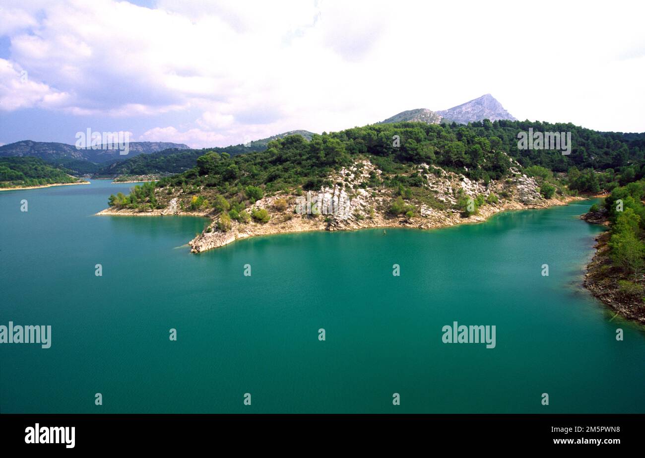 Der See des Bimont-Staudamms in der Nähe von Aix en Provence Stockfoto