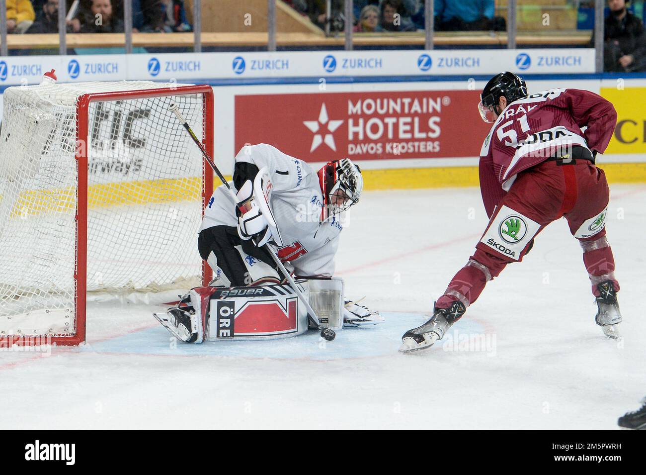 30.12.2022, Davos, Eisstadion Davos, Spengler Cup: HC Sparta Praha - Orebro HK, Torwart Jhonas Enroth von Örebro HK gegen Roman Horak von Sparta Prag (Andrea Branca / SPP-JP) Stockfoto