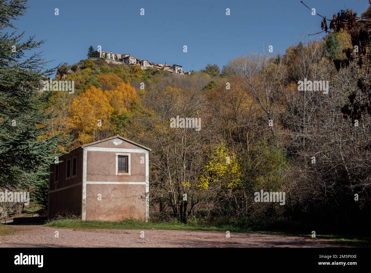 Blick auf Castellar de n'Hug vom Werk Orriols in der Bergeda-Region, Barcelona. Stockfoto