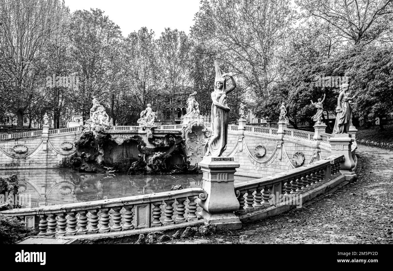 Der monumentale Brunnen von zwölf Monaten, umgeben von Bäumen im Autunno des Valentino Parks am Ufer des Flusses Po, Turin, Piemont - Italien Stockfoto