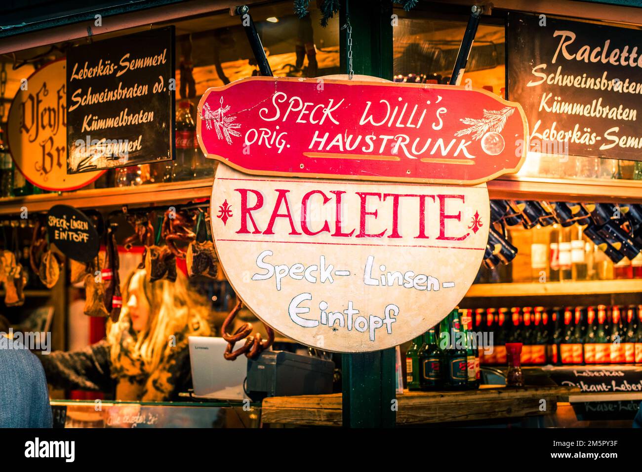 Salzburg, Österreich - Dezember 2018. Weihnachtsmarkt in der schönen österreichischen Stadt, Christkindlmarkt der Salzburger Advent. Stockfoto