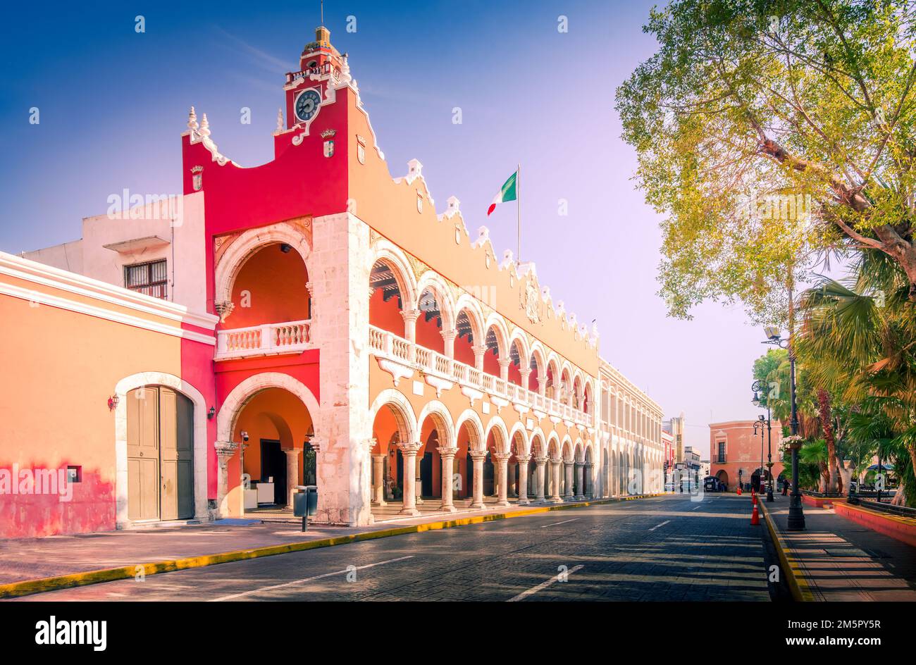 Merida, Mexiko. Plaza Grande, charmante spanische Kolonialstadt in der Innenstadt von Yucatan Peniunsula, bunte Häuser Architektur. Stockfoto