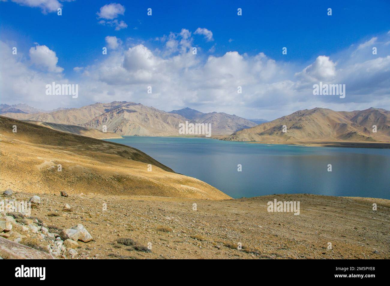 Malerischer Landschaftsblick auf den hellblauen Yashilkul-See in der Nähe von Bulunkul in den hoch gelegenen Pamir-Bergen von Gorno-Badakshan, Tadschikistan Stockfoto