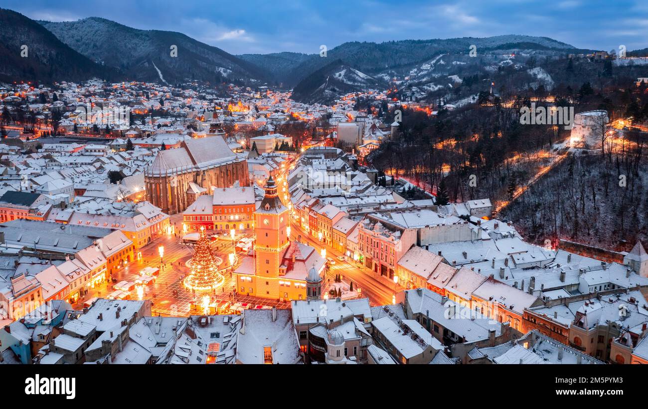 Brasov, Rumänien. Winter, Weihnachten 2022, Luftaufnahme mit X-Mas Markt und Council Square, Siebenbürgen Wahrzeichen. Stockfoto