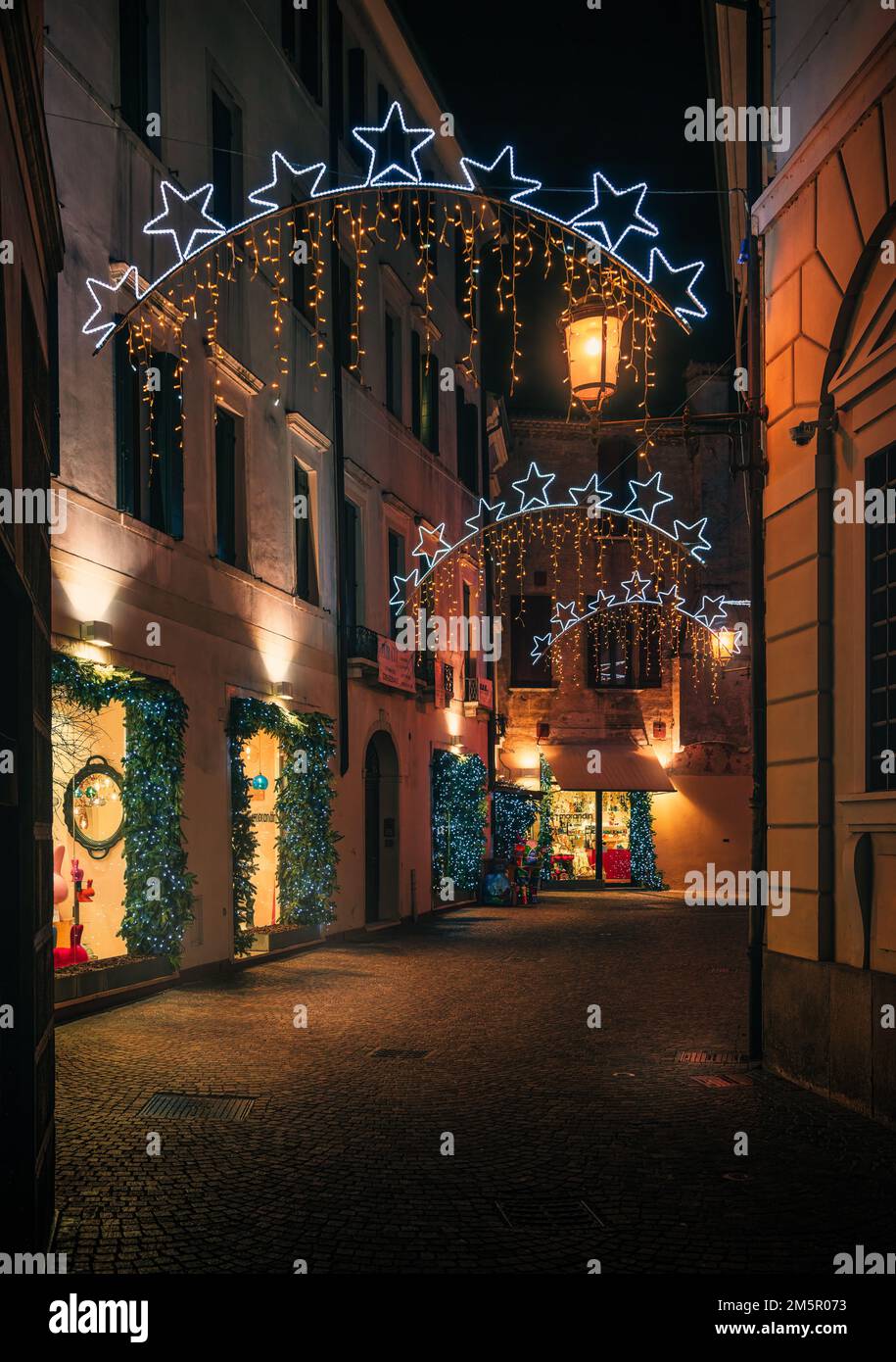 Eine Straße im Stadtzentrum von Treviso (Veneto, Italien) im dezember mit Weihnachtsbeleuchtung und Dekorationen Stockfoto