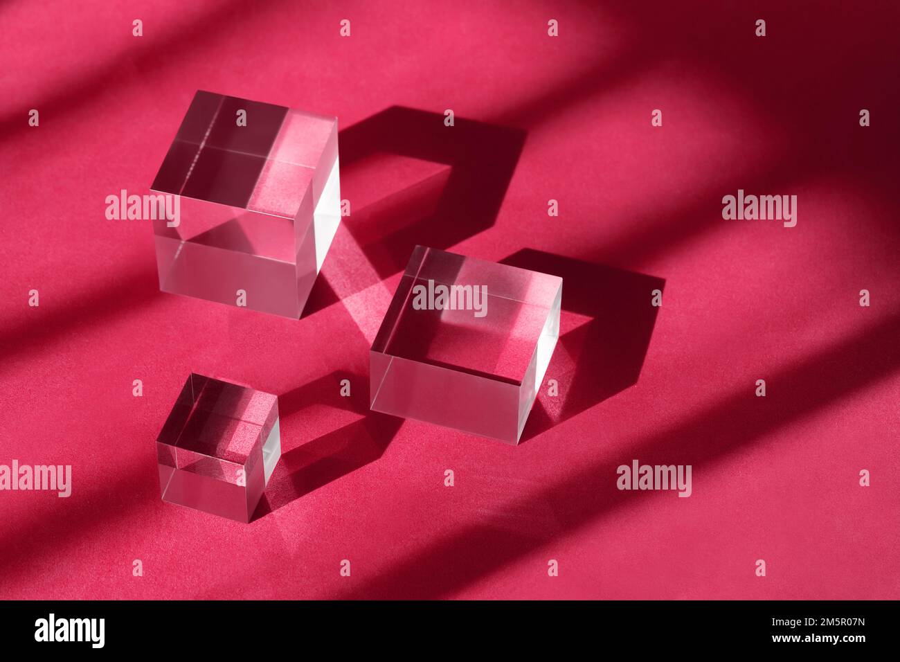 Farbe des Jahres 2023 Viva Magenta. Acrylpodium zur Produktpräsentation. Stockfoto