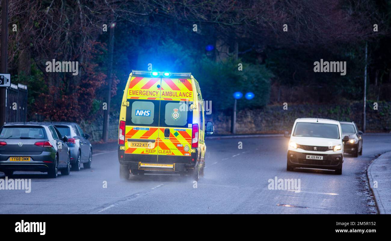 West Yorkshire, Großbritannien. 30. Dezember 2022. Ein Rettungswagen in Halifax, West Yorkshire, nimmt einen Notruf mit eingeschalteten Scheinwerfern und Notbeleuchtung entgegen. Tausende von Krankenwagen-Mitarbeitern im ganzen Land werden im Januar in einem Lohnstreit nach dem Streik der Gewerkschaften mit Sanitätern und 999 Anrufern aus dem Land gehen. Ein für Dezember 28 geplanter Streik der Ambulanzmitarbeiter der GMB-Gewerkschaft wurde bis Januar 11 verschoben, wo auch Mitglieder der Gewerkschaft streiken werden. Kredit: Windmill Images/Alamy Live News Stockfoto