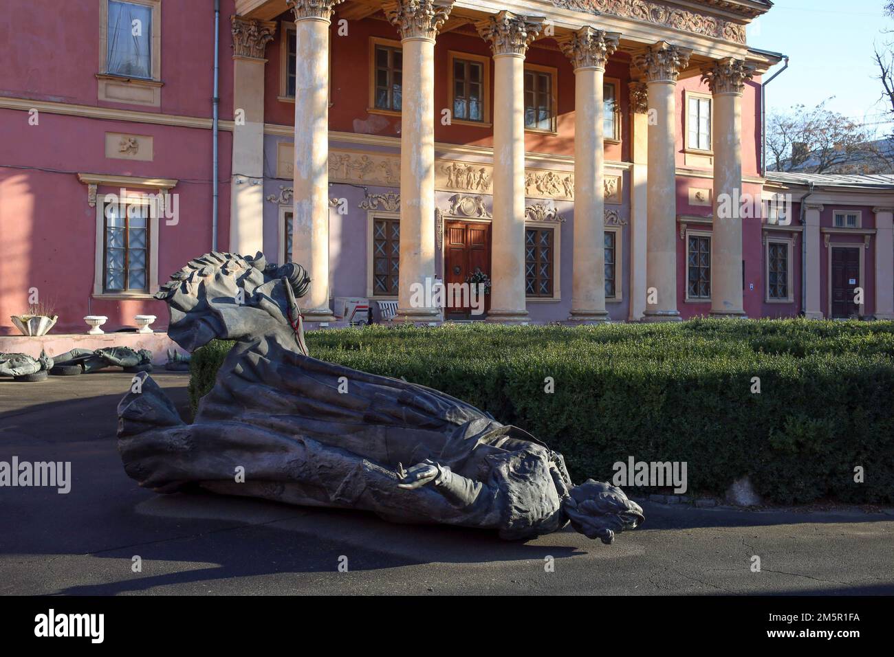 Die Skulptur von Katharina 2 ist neben dem Odessa Art Museum zu sehen. Die Demontage des Denkmals für Katharina 2 und ihre Mitarbeiter, auch bekannt als das Denkmal für die Gründer von Odessa, fand am 12./29. 2022 in Odessa statt. Die Skulpturen wurden in das Kunstmuseum von Odessa transferiert. Stockfoto