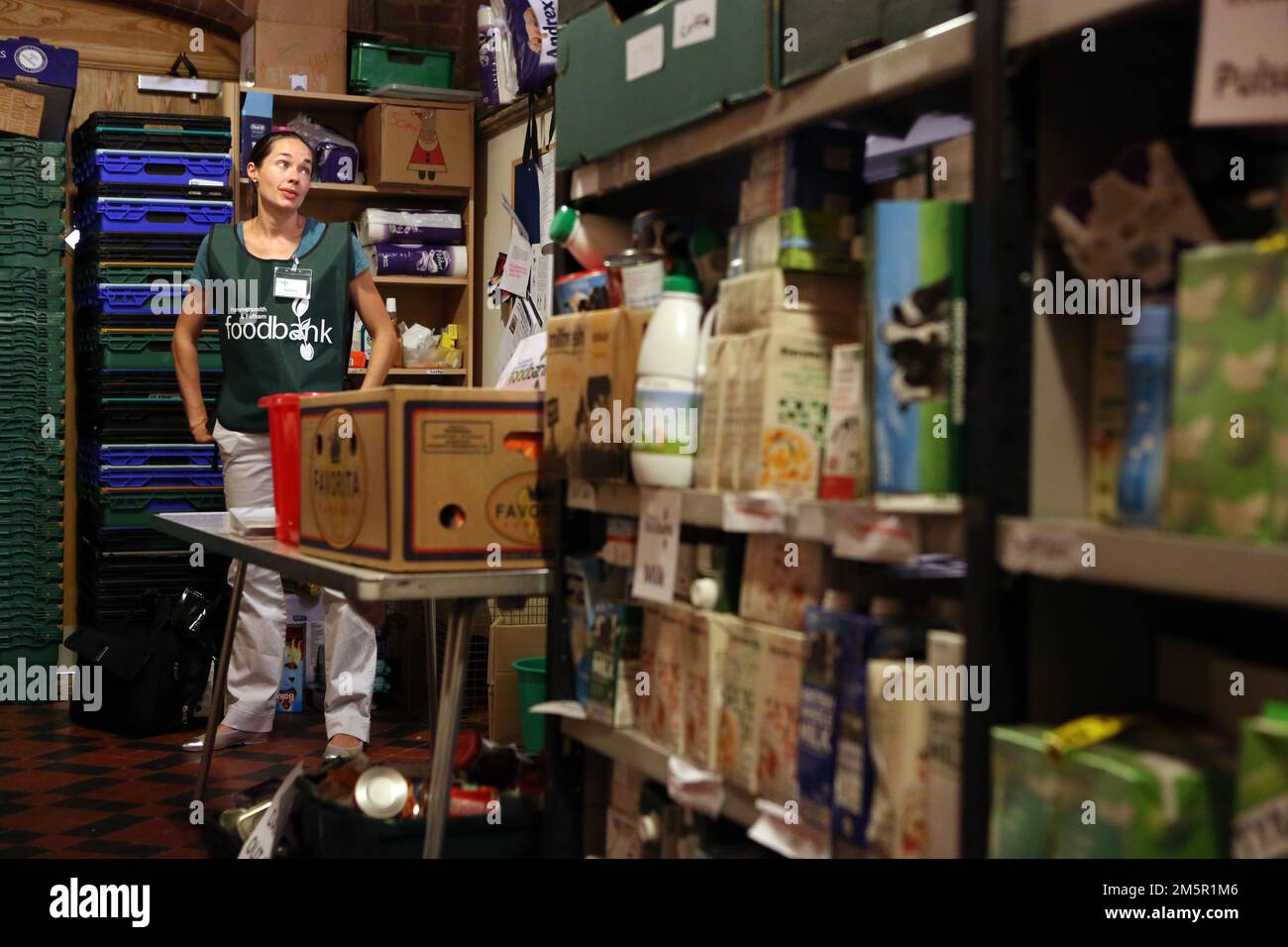 Die Foodbank in der Christ Church in Fulham. Hier bereitet der Arbeiter Sydney Yoshida Essenspakete im Lebensmittelgeschäft zu. Stockfoto