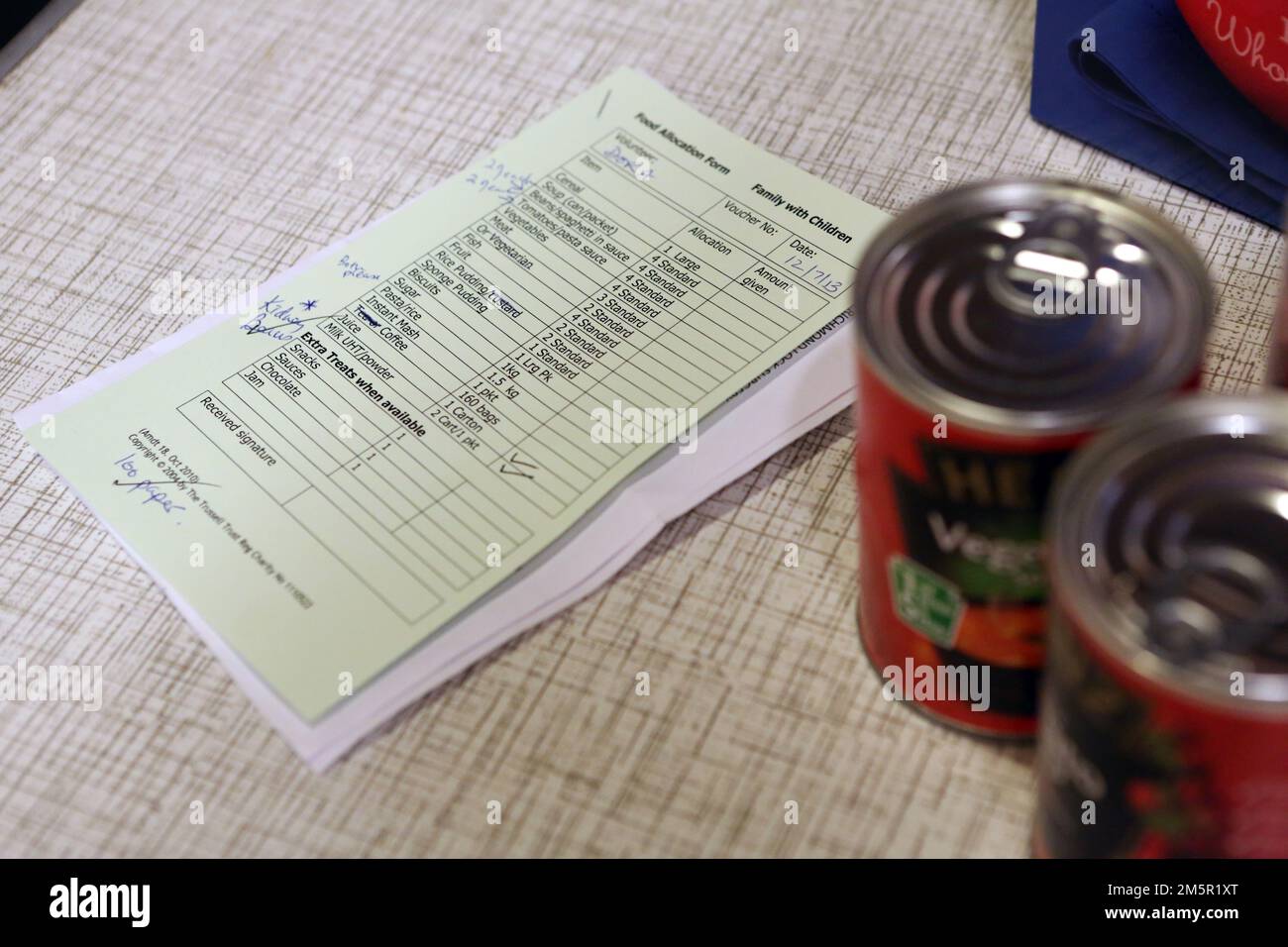 Die Foodbank in der Christ Church in Fulham. Hier ist ein Lebensmittelzettel, der während der Zubereitung von Lebensmittelpaketen ausgefüllt wird. Stockfoto