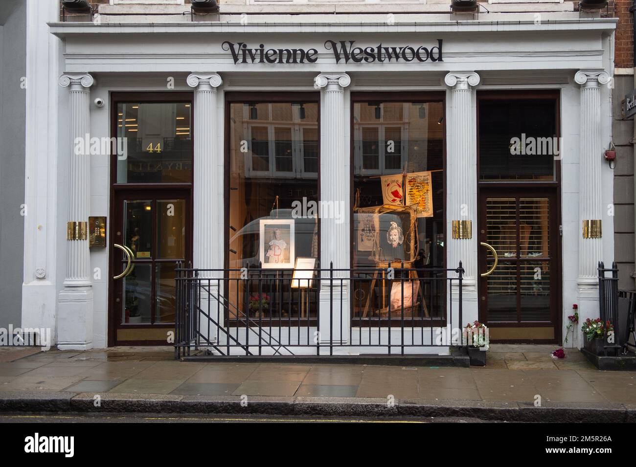 London, Großbritannien. 30. Dezember 2022. Im Fenster werden Ehrungen ausgestellt und Blumen vor dem Laden von Dame Vivienne Westwood in der Conduit Street im Zentrum von London liegen gelassen. Dame Vivienne Westwood, 81, Modedesignerin und Aktivistin, starb friedlich am 29. Dezember 2022 in ihrem Haus in London, umgeben von ihrer Familie. Claire Doherty/Alamy Live News Stockfoto