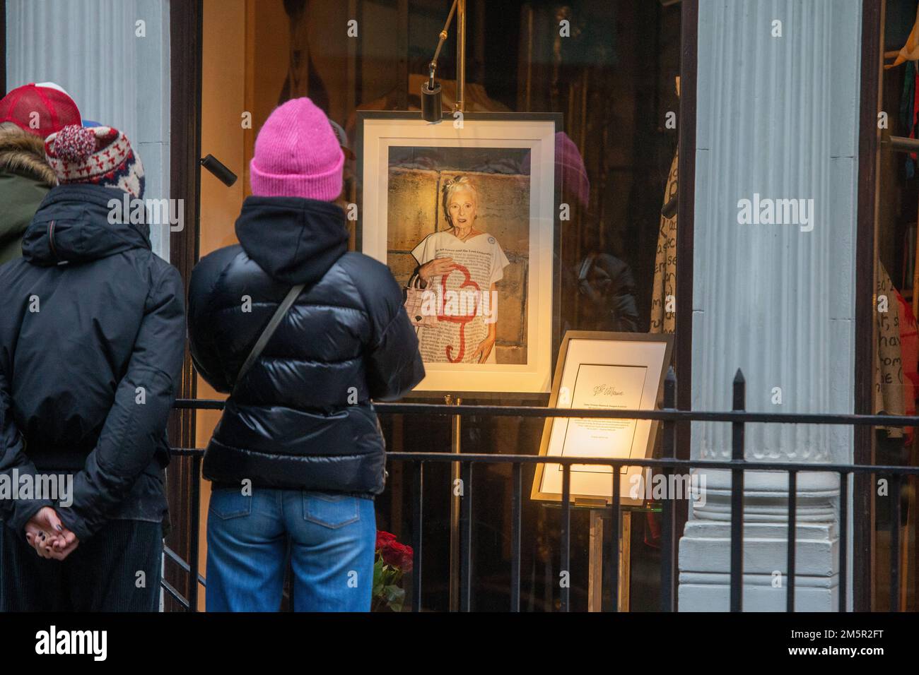 London, England, Großbritannien. 30. Dezember 2022. Der Flagship Store der britischen ModeIkone Vivienne Westwood, die gestern um 81 Uhr starb. (Kreditbild: © Tayfun Salci/ZUMA Press Wire) Kredit: ZUMA Press, Inc./Alamy Live News Stockfoto