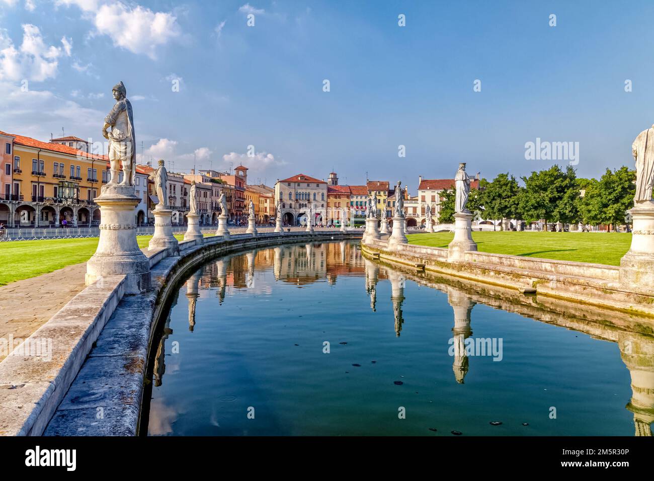 PADUA, ITALIEN - AUGUST 11,2009: Teilansicht des öffentlichen Platzes "Prato della valle" . Das wunderschöne elliptische Quadrat, das sich über eine Fläche von erstreckt Stockfoto