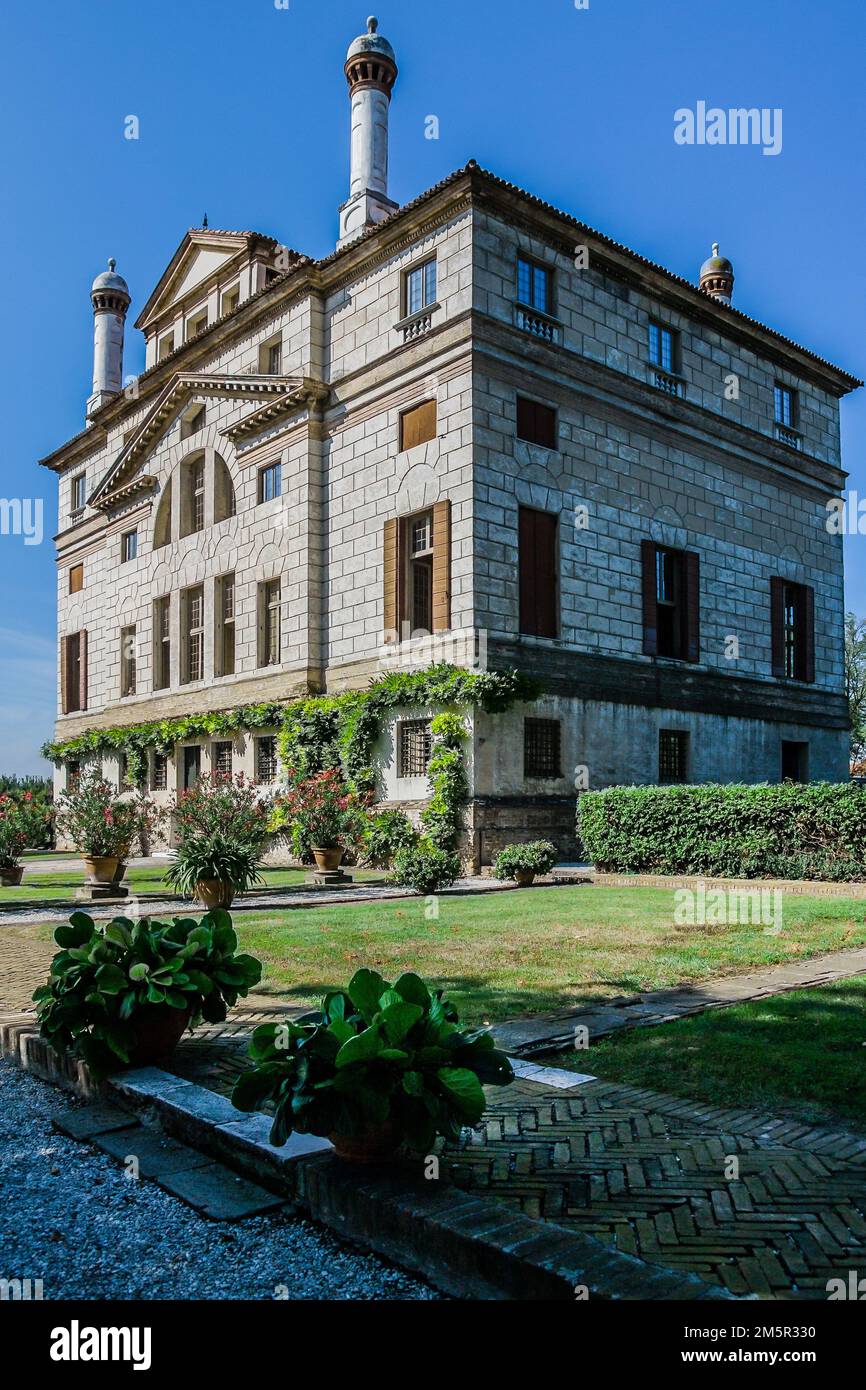Palladian Villa Foscari La Malcontenta mit rustikaler Fassade und markanten Schornsteintürmen, Mira, Veneto, Italien Stockfoto