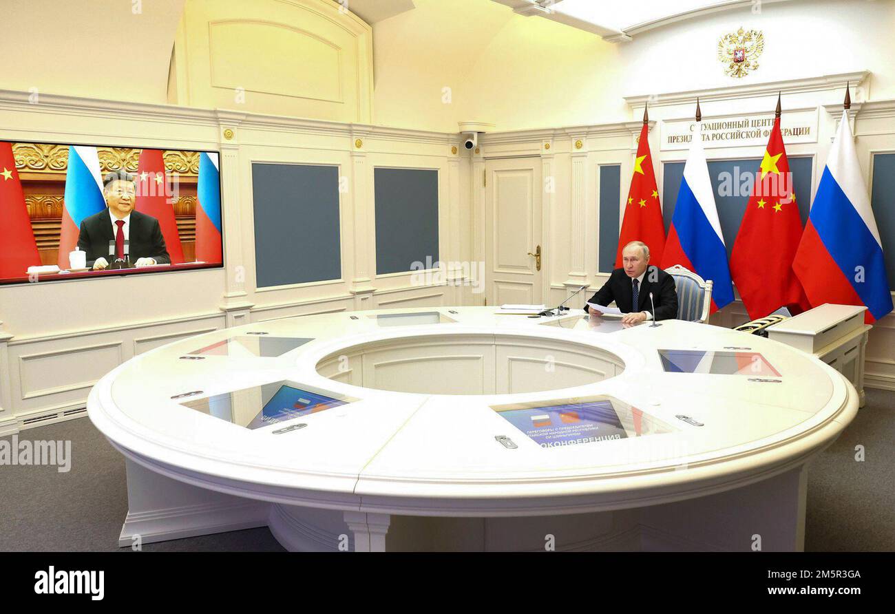 Der russische Präsident Vladimir Putin traf sich mit dem Präsidenten der Volksrepublik China Xi Jinping per Videokonferenz. Foto: Das Russische Präsidialamt Stockfoto