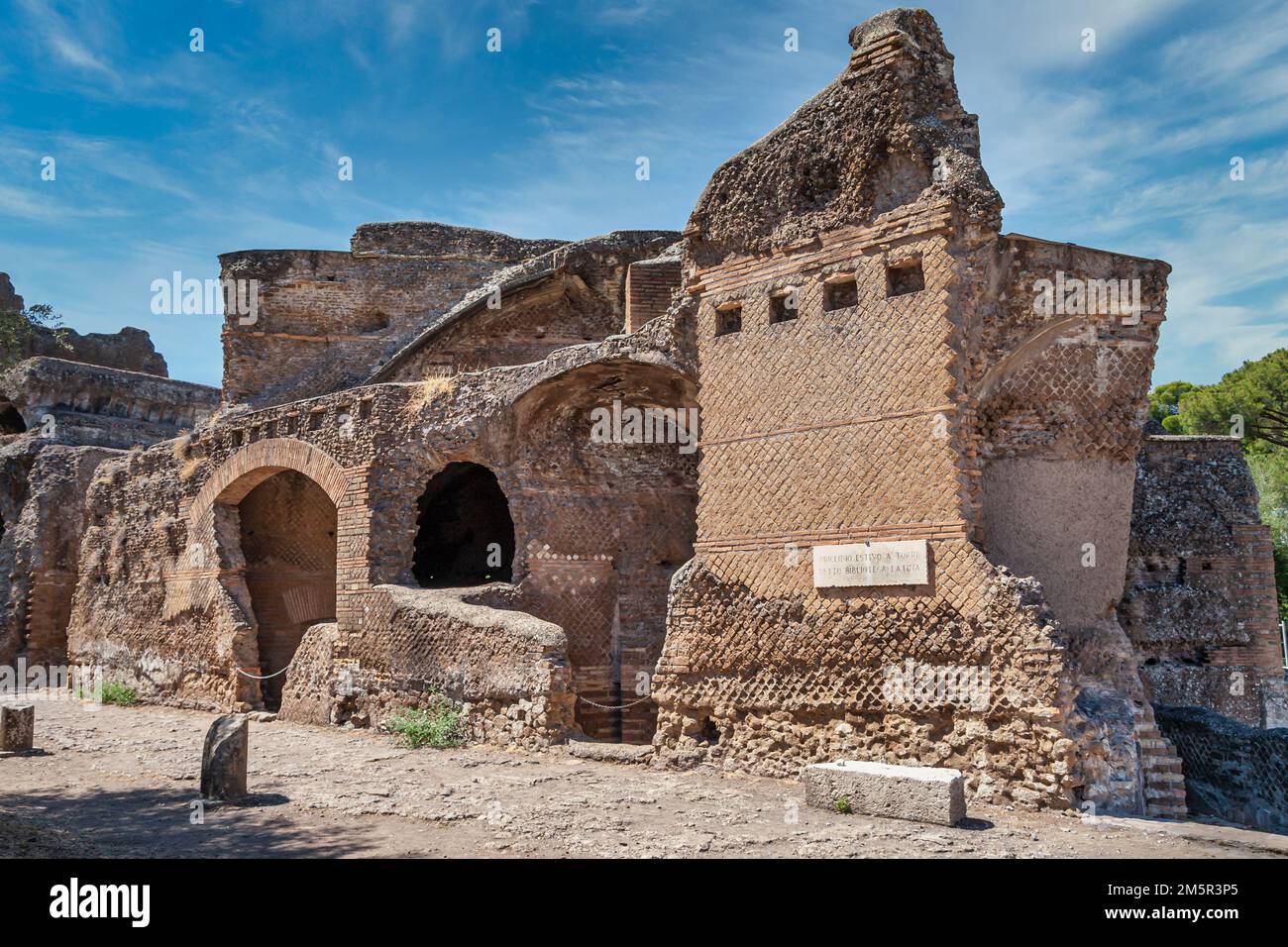 Opus reticulatum Turm und Backsteinbögen der Ruinen der lateinischen Bibliothek in Hadrian's Villa, Tivoli, Latium, Italien Stockfoto