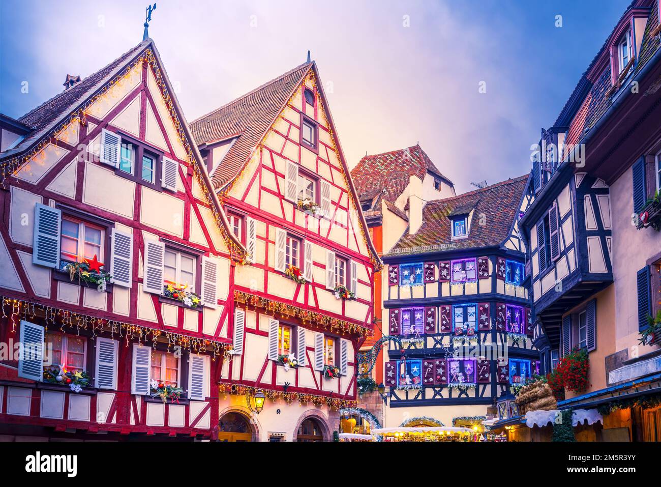 Colmar, Frankreich. Rue des Marchands, traditionelle elsässische Fachwerkhäuser, weihnachtlich dekoriert. Charmante Stadt im Elsass. Stockfoto