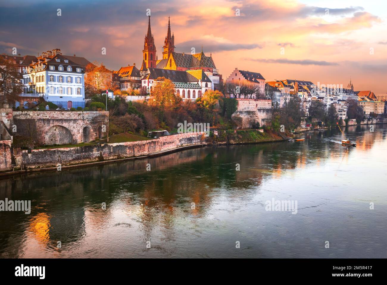 Basel, Schweiz. Wunderschöne Stadt am Rheinufer mit den Farben des Sonnenuntergangs der Münster Kathedrale. Bezaubernde Schweizer Landschaft. Stockfoto