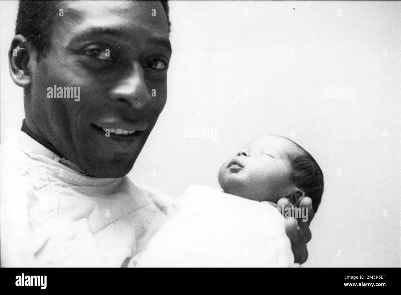 06. Juni 1978 - New York, USA: Brasilianischer Fußballstar PELE hält seine kleine Tochter JENNIFER CHOLBY NASCIMENTO, geboren in New york. (Kreditbild: © Keystone Press Agency/ZUMA Press Wire) Stockfoto