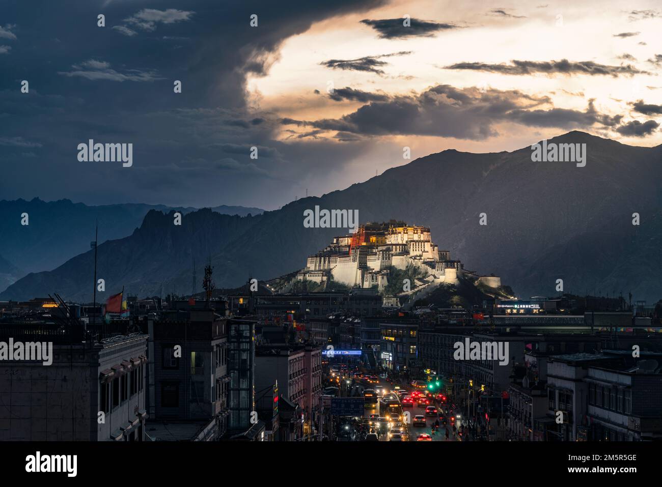 Ein faszinierender Blick auf die Festung Dzong Potala Palast in Lhasa, Tibet, China, bei Sonnenaufgang Stockfoto