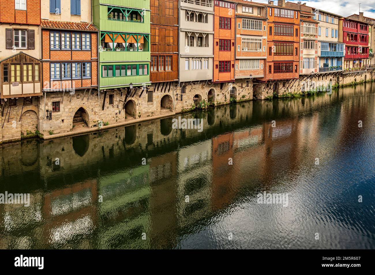 Details zu den traditionellen Häusern am Fluss Agout in Castres, Südfrankreich Stockfoto