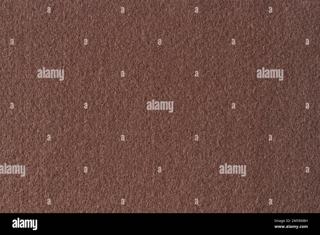 Braune Farbe Filz Textil Stoff Material Textur Hintergrund. Abstrakter monochromer dunkelbrauner Hintergrund Stockfoto