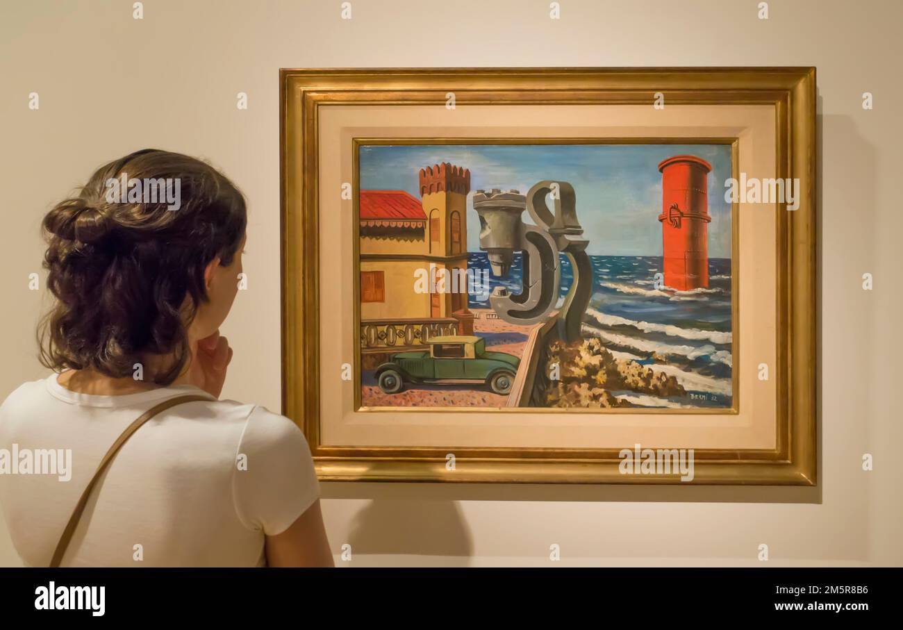 Eine Frau schaut sich das Gemälde The Nap and the Dream (1932) von Antonio Berni im Museum of Latin American Art (MALBA) in Buenos Aires, Argentinien an Stockfoto