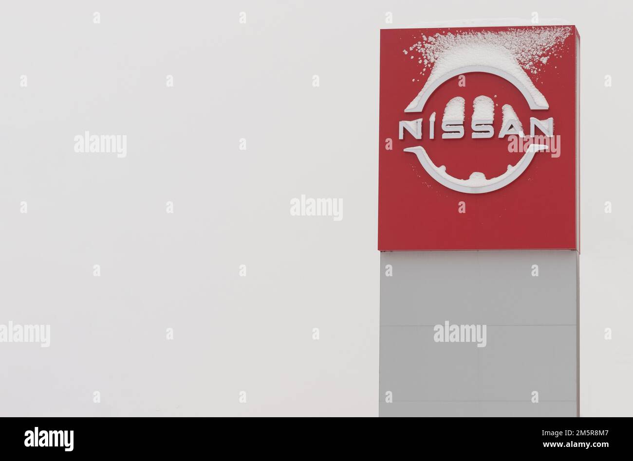 Bobruisk, Weißrussland, 17. Dezember 2022: Nissan Motor Corporation Plakatwand in der Nähe des Autohauses Stockfoto