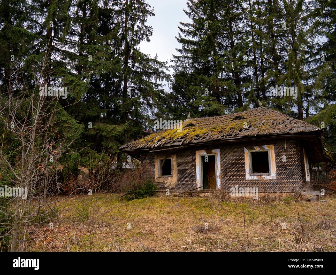 100 Jahre alte Hütte in Rumänien, das Dorf Durau Ceahlau Stockfoto